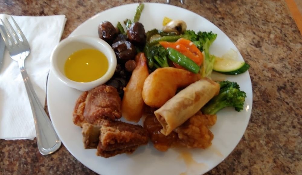 A white plate at Dragon Buffet