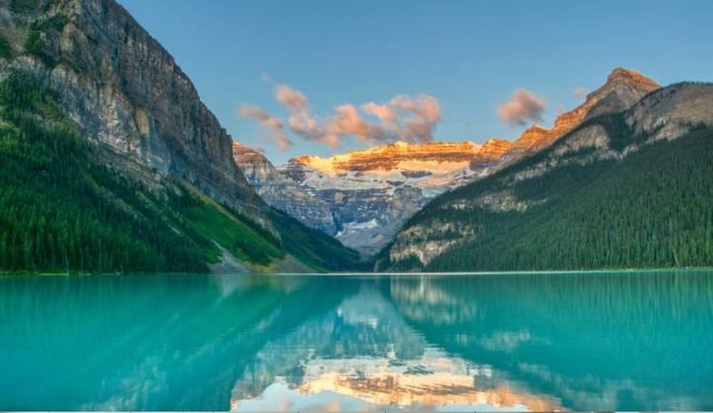 Lake Louise, one of the best lakes in Alberta.