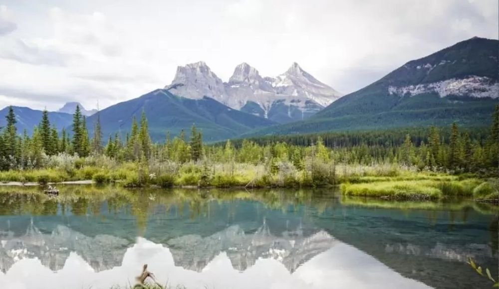 Three Sisters Viewpoint hiking trails in Canmore.