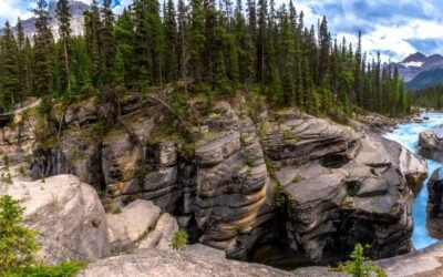 Mistaya Canyon: The Easiest ‘Wow’ Stop on the Icefields Parkway